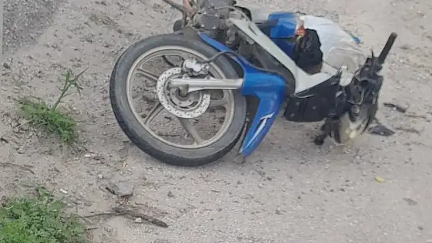 Otomobilin çarptığı motosiklet sürücüsü hayatını kaybetti