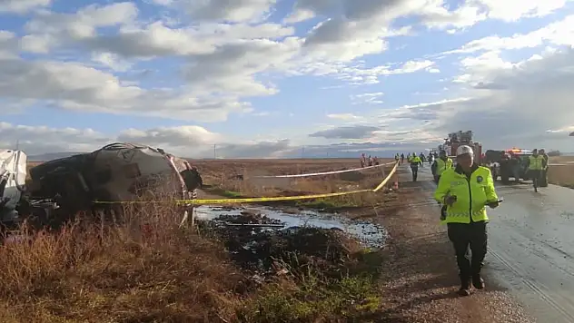 Çorum'da tanker ile minibüs çarpıştı 1 ölü, 17 yaralı