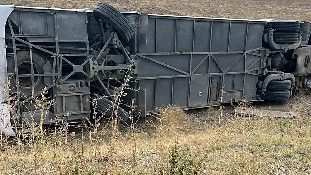 Afyonkarahisar'da turist otobüsü devrildi: 22 yaralı