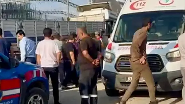 Şanlıurfa'da TIR'a dorse bağlamak isterken körüğün patlamasıyla öldü