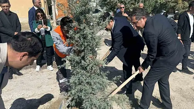 Konya Karapınar'da fidanlar toprakla buluştu