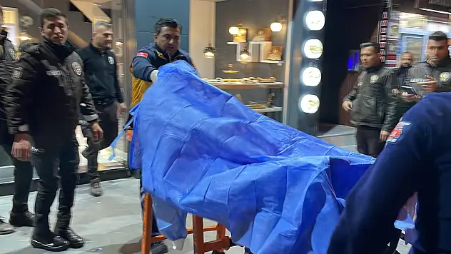 Sokakta tartıştığı husumetli tarafından bıçaklandı