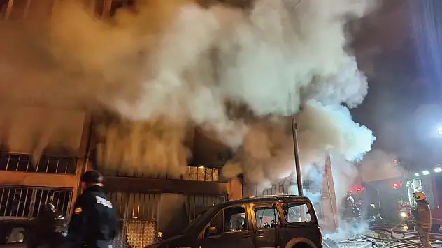 İstanbul Beyoğlu'nda, yatak imalathanesinde yangın