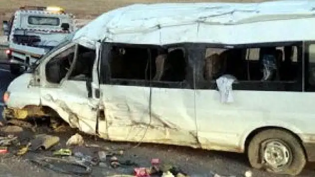Tarım işçilerini taşıyan minibüs devrildi: 12 yaralı