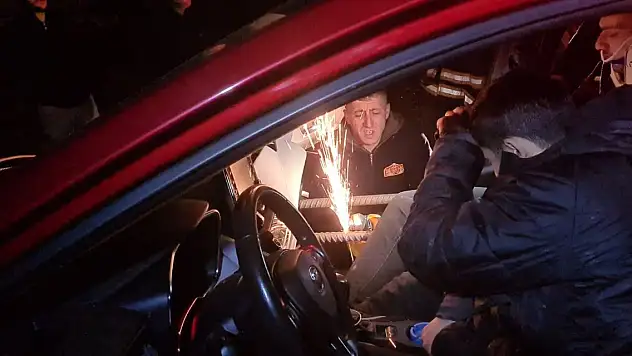 Otomobili delerek içeri giren demir, bacağına saplandı