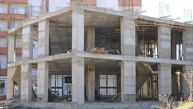 Asansör boşluğuna düşen kadın toprağa verildi