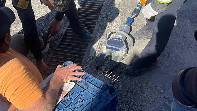 Konya'da vatandaşın ayağı mazgal ızgarasına sıkıştı