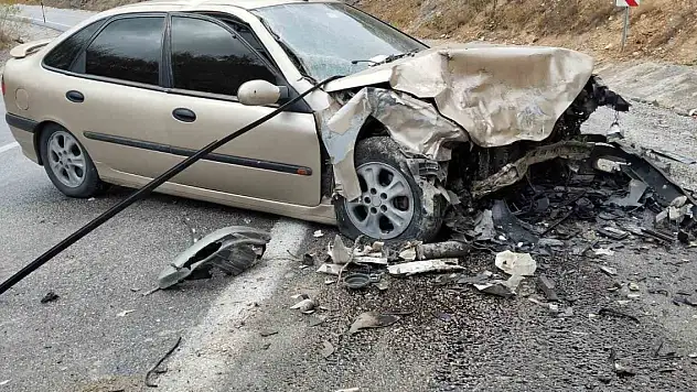 Kafa kafaya çarpıştılar, 1'i ağır 10 yaralı