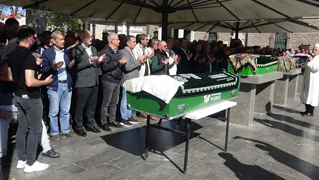 Tur otobüsü kazasında ölen çift, toprağa verildi