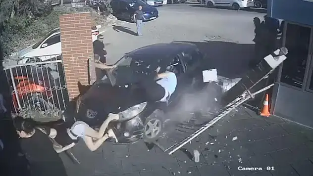 Okula el freni çekilmeyen otomobil girdi