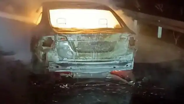 Otomobil alev alev yandı