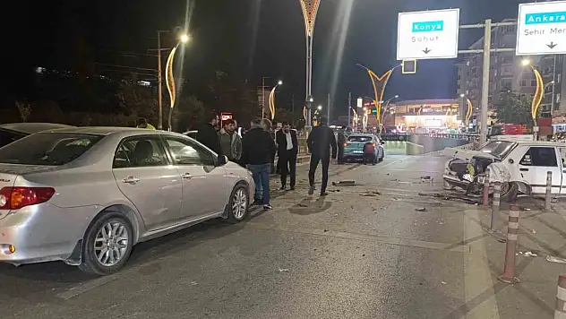 5 otomobilin karıştığı kazada ortalık savaş alanına döndü: 2 yaralı