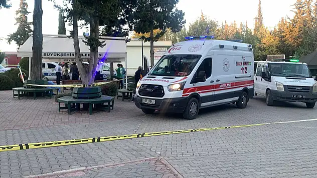 Adana'da mezarlıkta silahlı saldırıya uğrayan anne ve iki kızı hayatını kaybetti