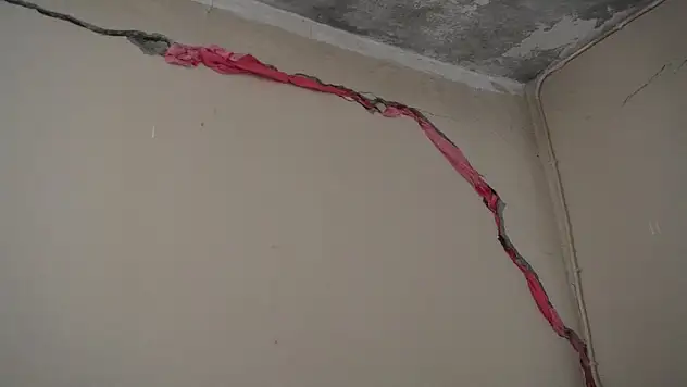 Evinde depremle oluşan çatlakları bez parçaları ile kapattı