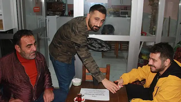 FETÖ elebaşının ölümüne sevinerek çayları ücretsiz dağıttı