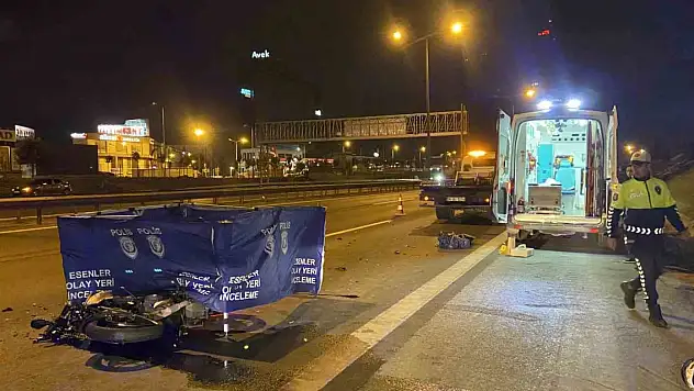 Esenler TEM Otoyolu'nda feci kaza... Motosiklet asfalt yenileme aracına çarptı: 1 ölü