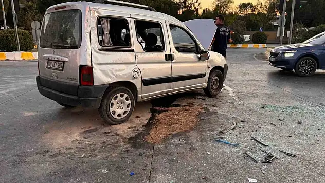 Hafif ticari araç takla attı: 3 yaralı