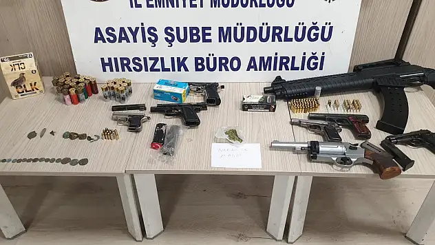 Konya merkezde üç adrese baskın: Çok sayıda tarihi eser ve silah ele geçirildi