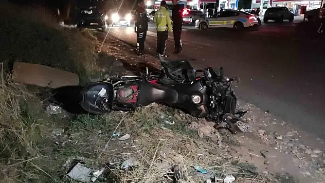 Motosikletli polis ekibi ile otomobil çarpıştı: 2 polis yaralandı