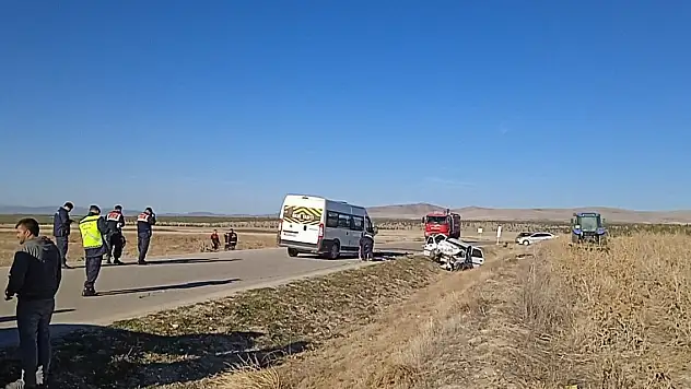 Afyonkarahisar'da okul servis minibüsü ile otomobilin çarpıştığı kazada 3 kişi öldü