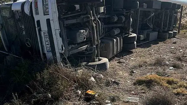 Konya'da kontrolden çıkan tır devrildi