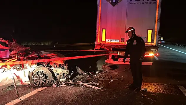 Anadolu Otoyolu'nda feci kaza! Tıra çarpan otomobildeki 2 kişi öldü