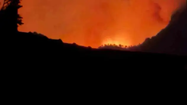 Denizli'de 2. gününe giren yangından yükselen alevler geceyi aydınlattı