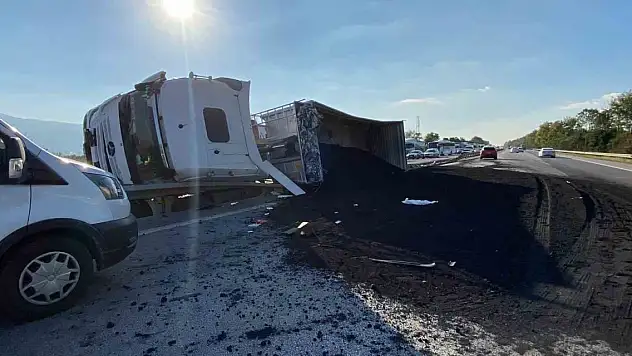 Konya'ya hareket eden petrokok yüklü tır devrildi
