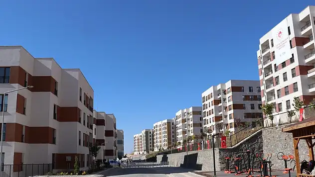 Deprem konutları kurayla hak sahiplerine teslim edildi