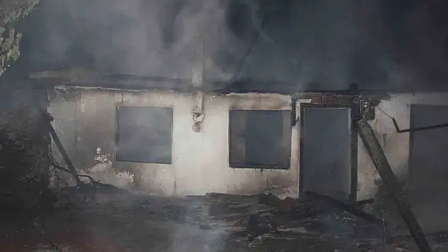 Çanakkale'de muhtara ait ev alevlere teslim oldu