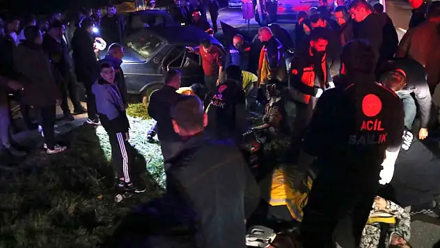 Otomobil ile çarpışan Tofaş hurdaya döndü: 10 yaralı