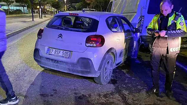 Alkollü sürücü park halindeki minibüse çarptı: 3 yaralı