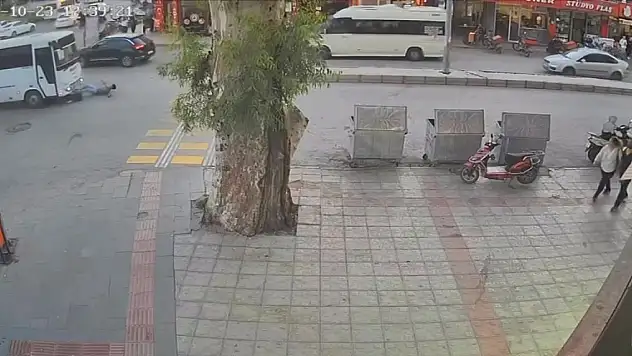 Midibüs, bisikletliyi ezdi: O anlar kamerada