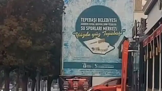 Eğlence mekanının camını çerçevesini indirdi