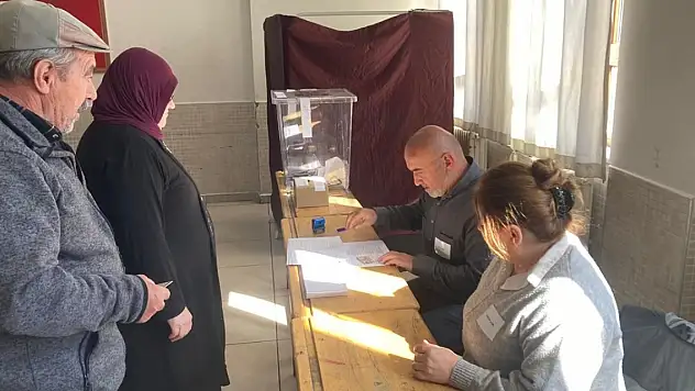Konya'da seçim için oy kullanıyor