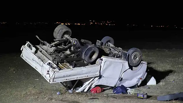 Otomobille çarpışan kamyonet ters döndü: 5 yaralı