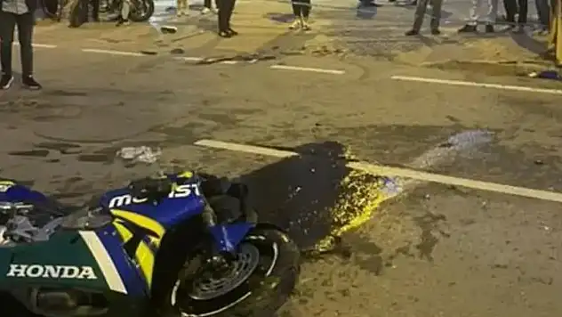 Ağaca çarpan motosikletteki 2 kişi öldü