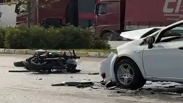 Ters şeritten gelen araç motosikletle kafa kafaya çarpıştı, 1 ölü 1 yaralı