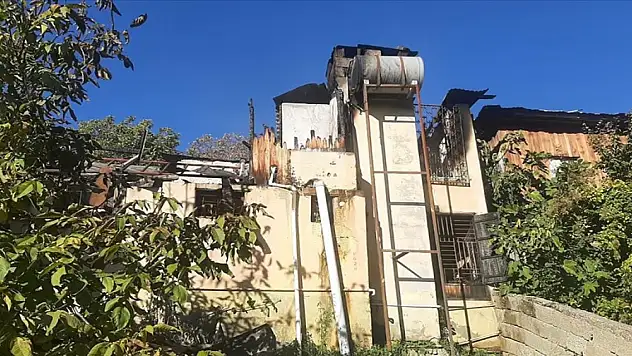 Mersin'de evde yangın! Suriye uyruklu 2 kişi hayatını kaybetti, 4 kişi yaralandı