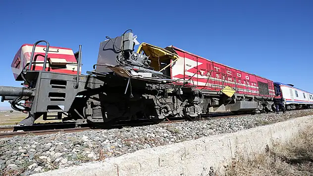 Muş'ta yolcu treninin beton pompasına çarpması sonucu 1 makinist öldü, 2 makinist yaralandı