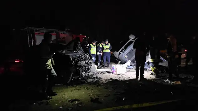 Hafif ticari araçla otomobil çarpıştı: 2 ölü, 2 yaralı