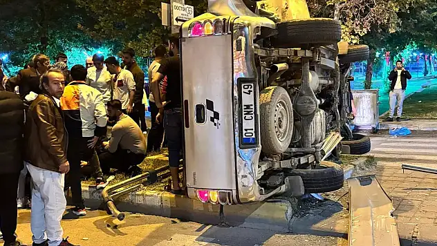 Yolcu otobüsü ile pikap çarpıştı: Yaralılar var