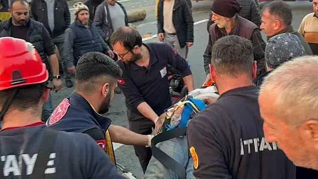 Rize'de tomruk yüklü kamyon ile kamyonet çarpıştı: 3 yaralı