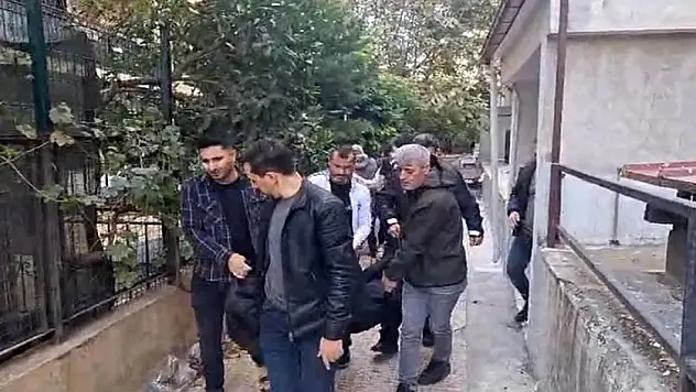 Kafasına şişe ile vurup sırtından bıçaklayarak öldürdü