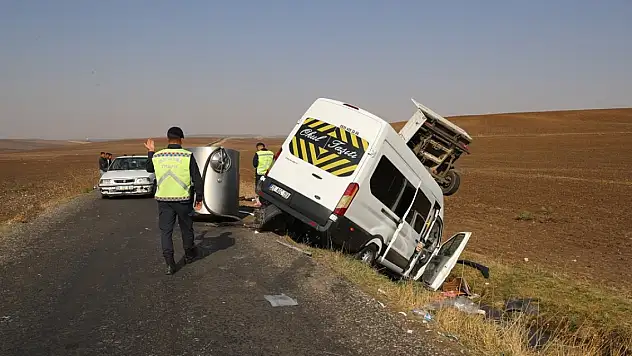 Diyarbakır'da trafik kazası! 15'i öğretmen 17 kişi yaralandı