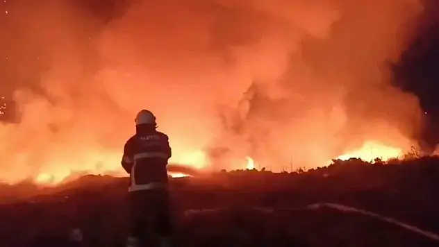 Hatay'da tarım arazisinde yangın çıktı, alevler geceyi aydınlattı