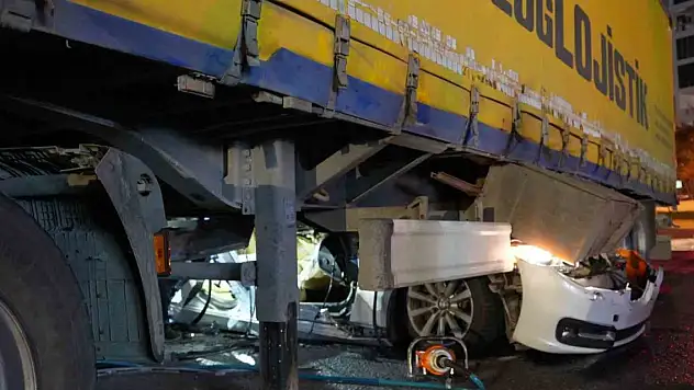 Esenyurt'ta feci kaza... Tırın altında kalan otomobil hurdaya döndü: 1 ağır yaralı