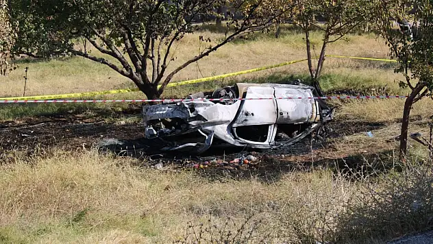 Malatya'da otomobil, devrilip alev aldı 2 ölü