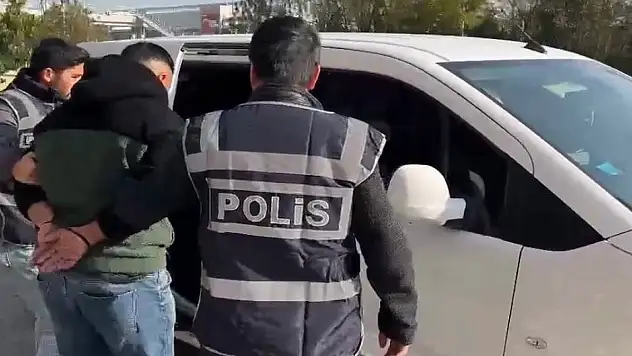 Maçta İstiklal Marşı okunurken ayağa kalkmayan 2 kişiye gözaltı