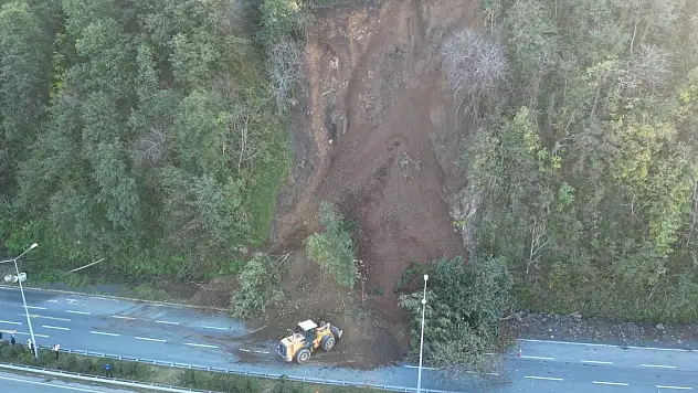Artvin'de heyelan yolu kapattı